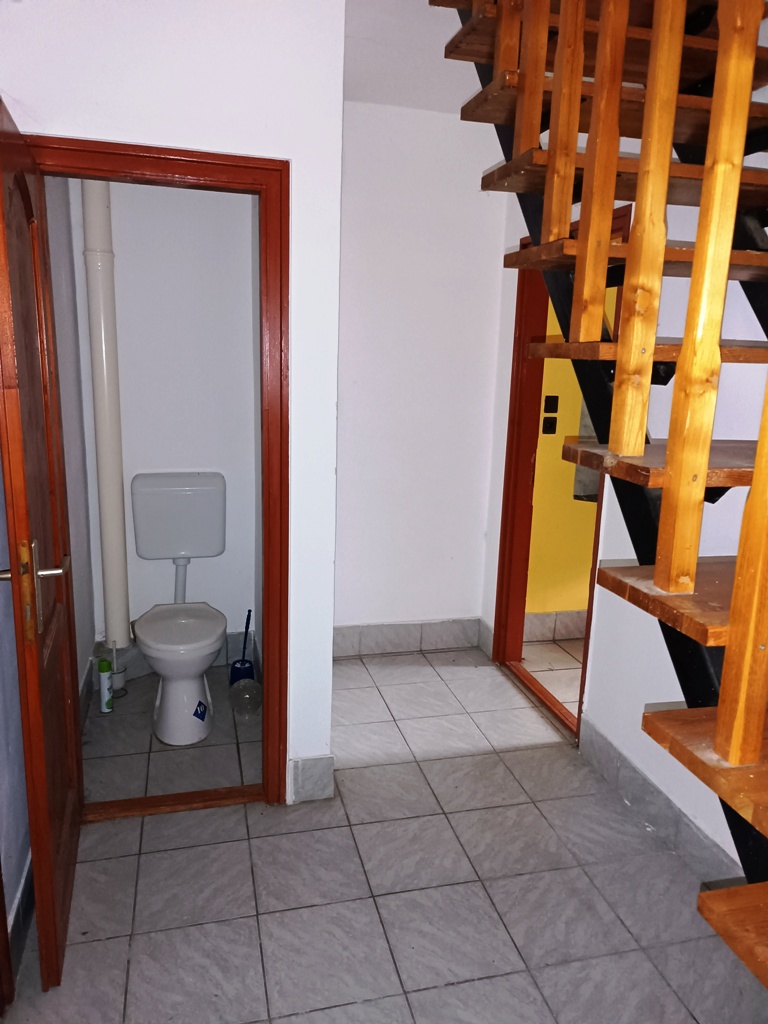 Ház-családi ház eladó – 9 szoba – Göd