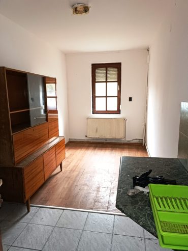 Ház-családi ház eladó – 9 szoba – Göd