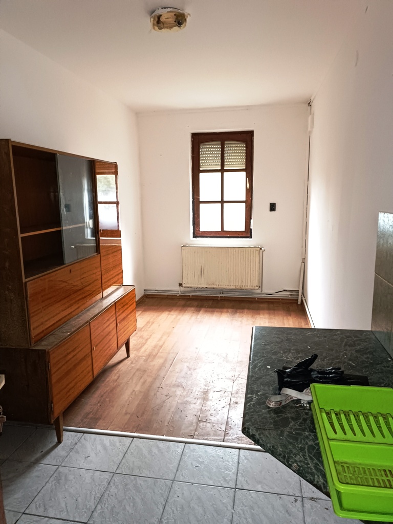Ház-családi ház eladó – 9 szoba – Göd