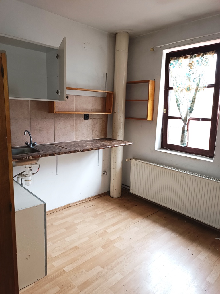 Ház-családi ház eladó – 9 szoba – Göd