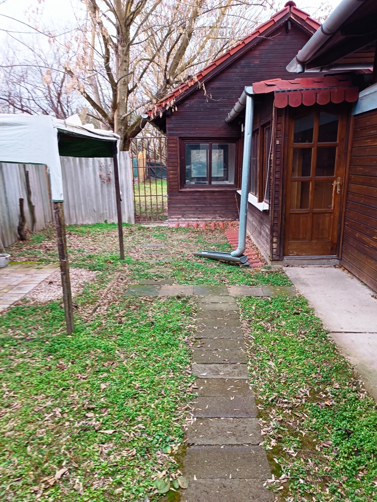 Ház-családi ház eladó – 9 szoba – Göd