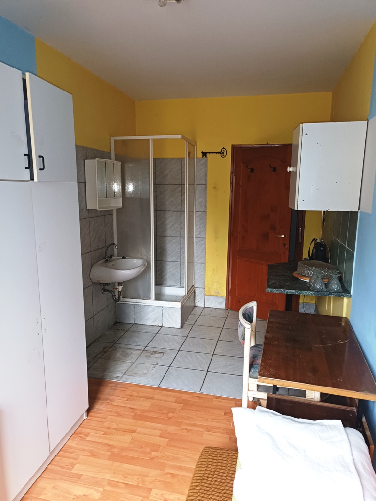 Ház-családi ház eladó – 9 szoba – Göd