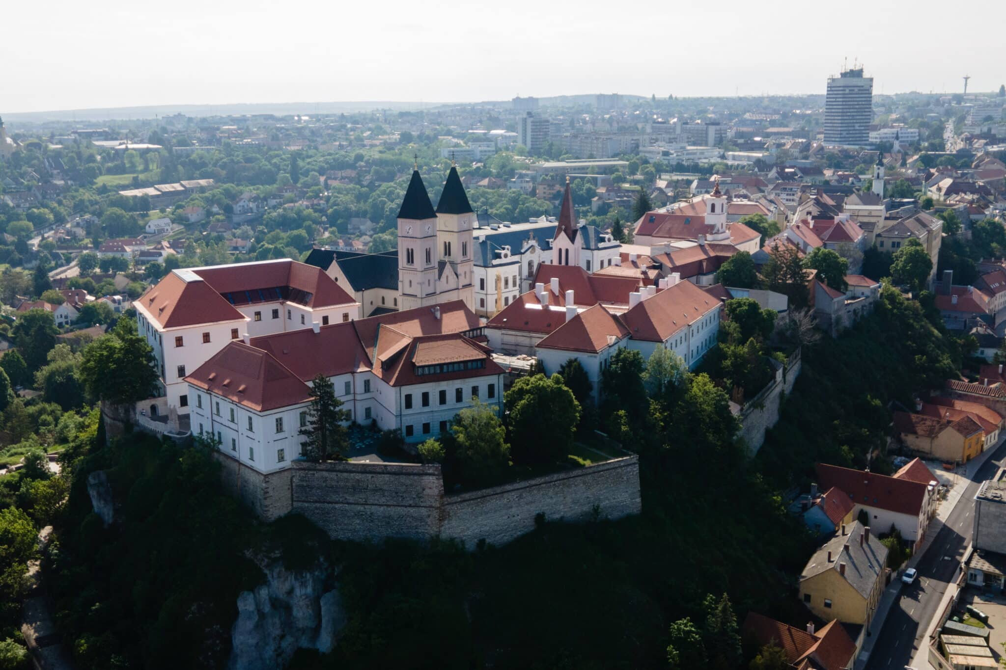 Ház-családi ház kiadó – 6 szoba – Veszprém