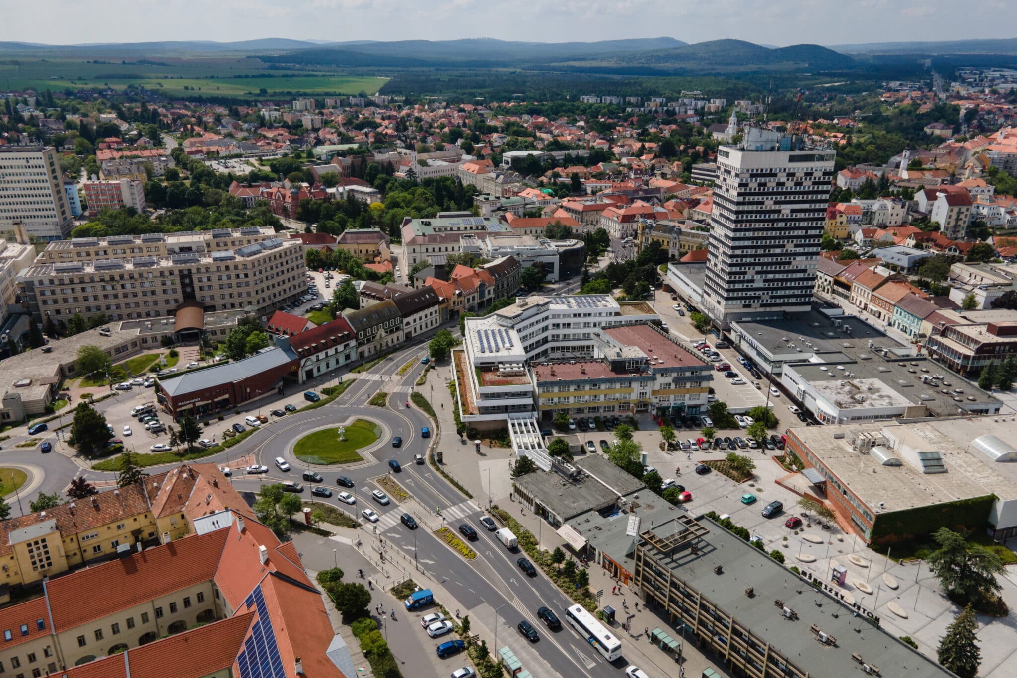 Ház-családi ház kiadó – 6 szoba – Veszprém