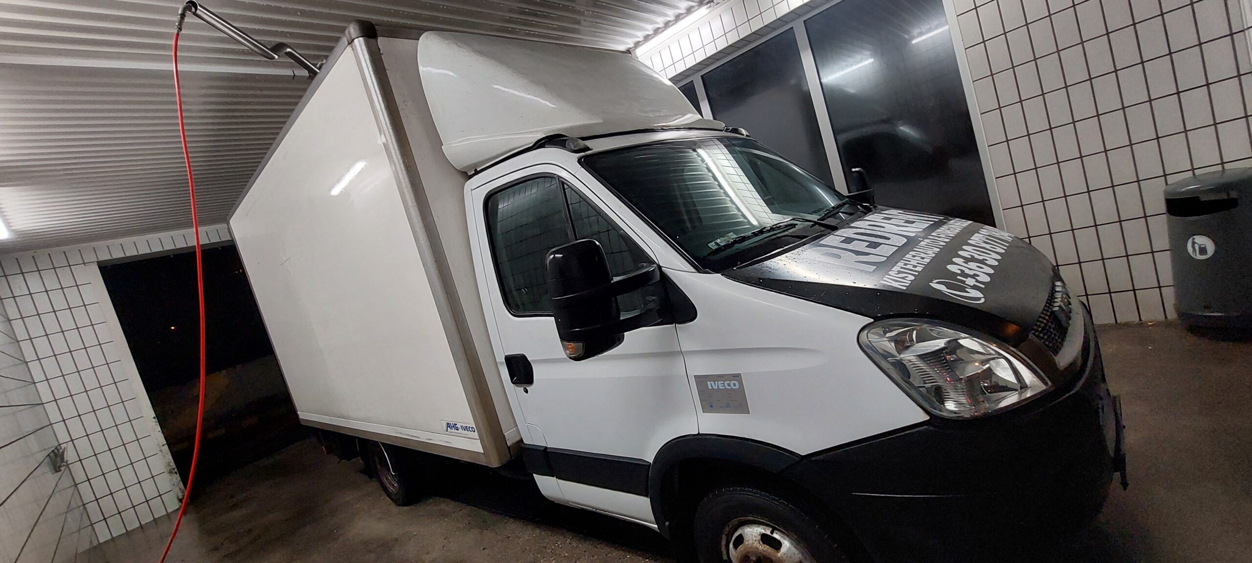 Iveco hátfalas Teherautóbérlés Budapesten