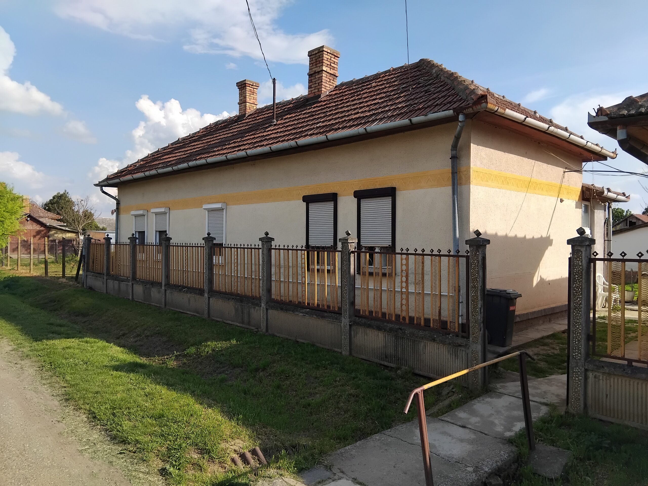 Ház-családi ház eladó – 3 szoba – Kőtelek