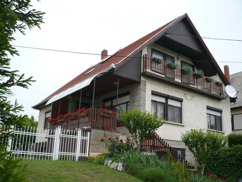 Ház-családi ház eladó – 7 szoba – Balatonlelle