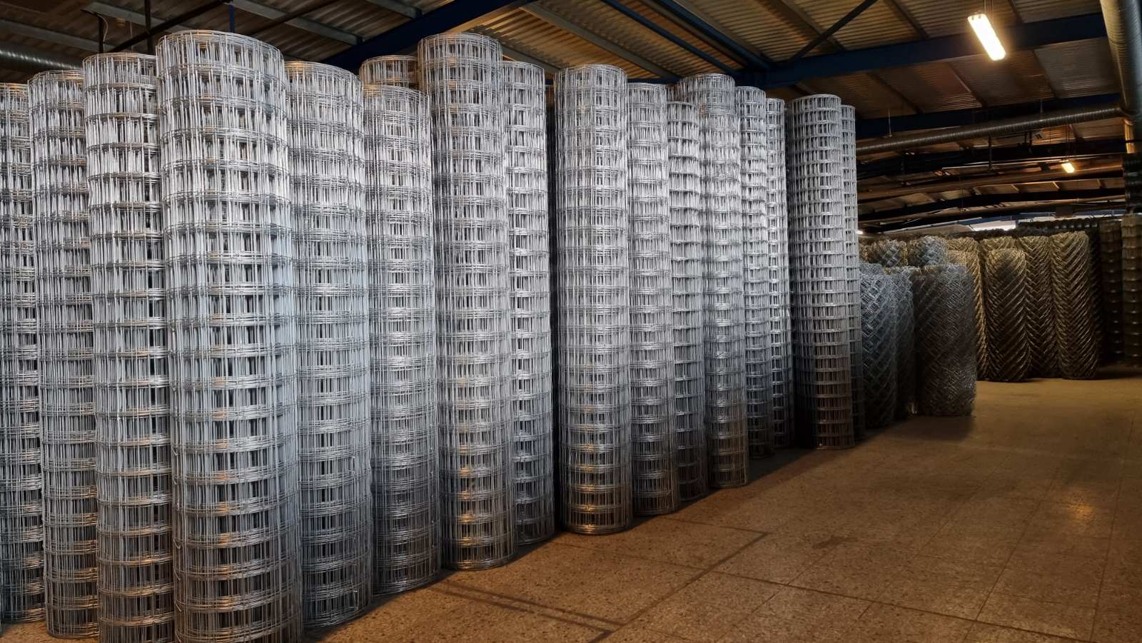 Kerítésépítés, drótháló, drótfonat, vadháló, oszlop, kapu, kerítés építés