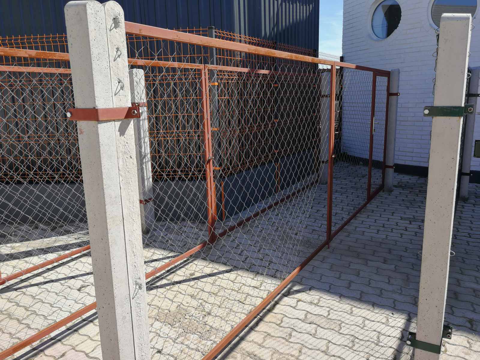 Kiskapu, nagykapu, vadháló, drótfonat, drótháló, kerítés oszlop, kerítésépítés