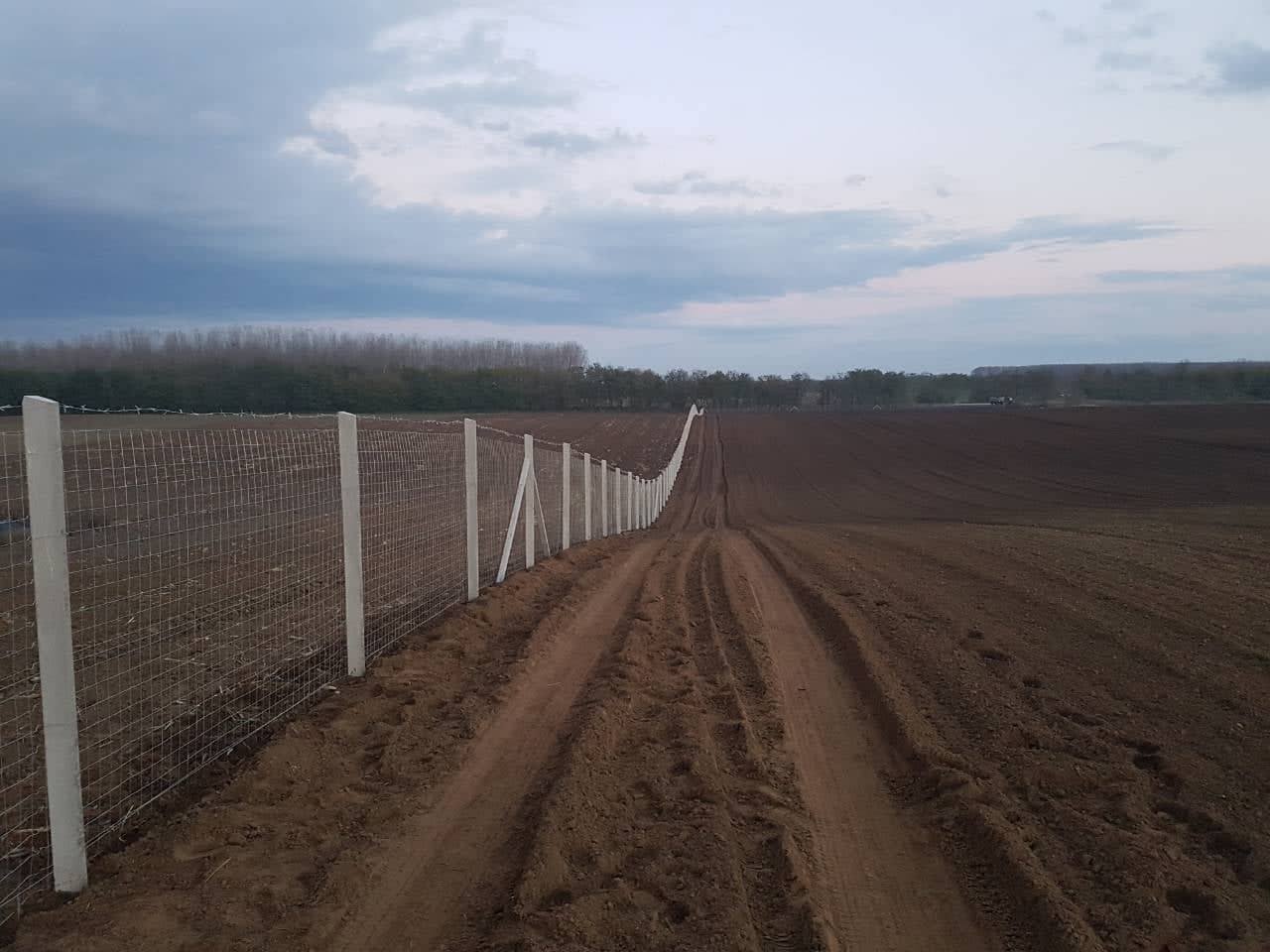 3D táblás kerítés panel, vadháló, drótfonat, drótháló, oszlop, kapu, kerítés