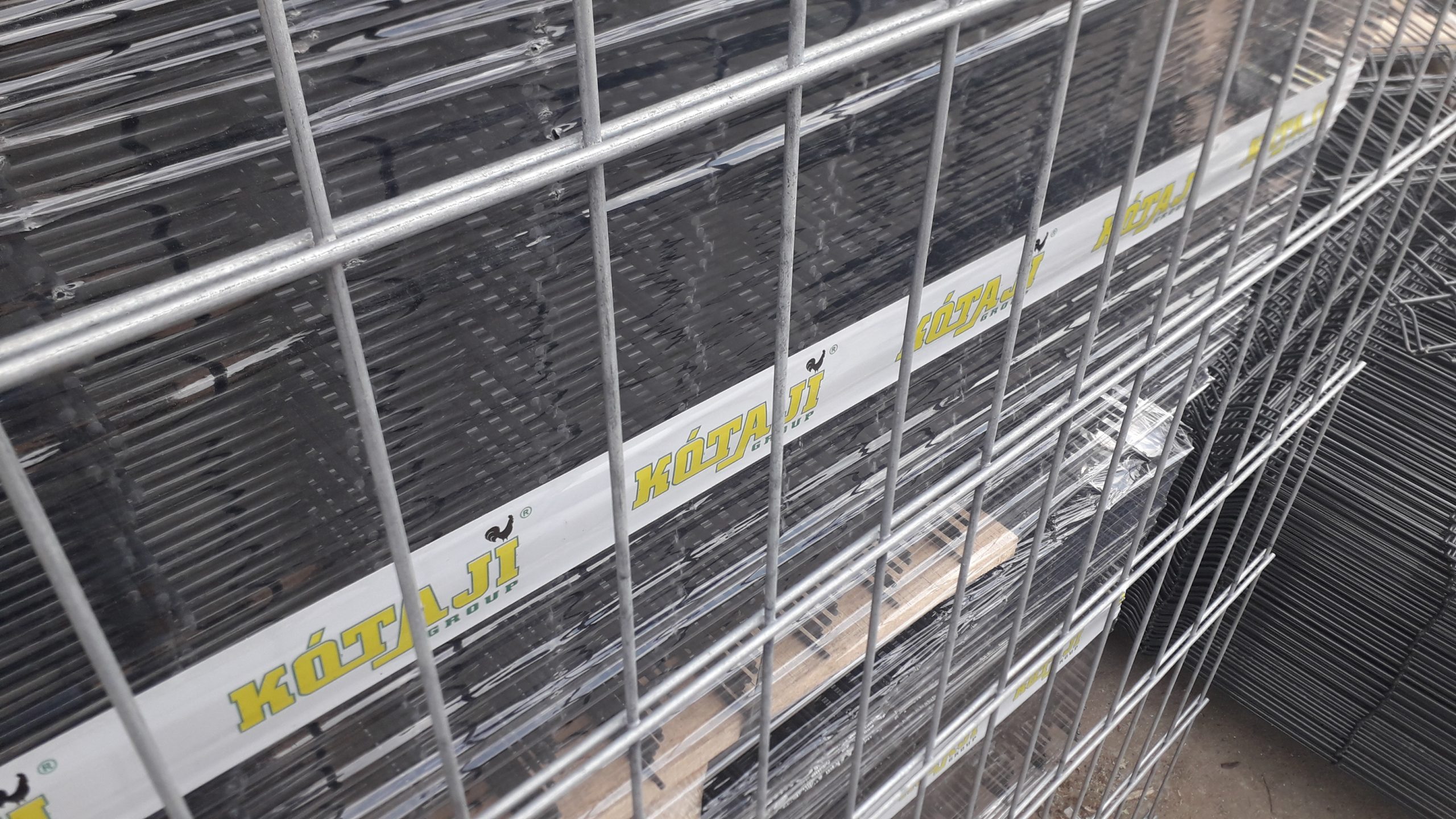 Gabion kerítés építés, vadháló, drótfonat, drótháló, oszlop, kapu
