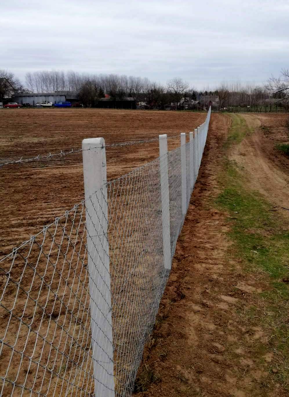 Vadháló, kerítésépítés, oszlop, kapu, drótkerítés, drótháló