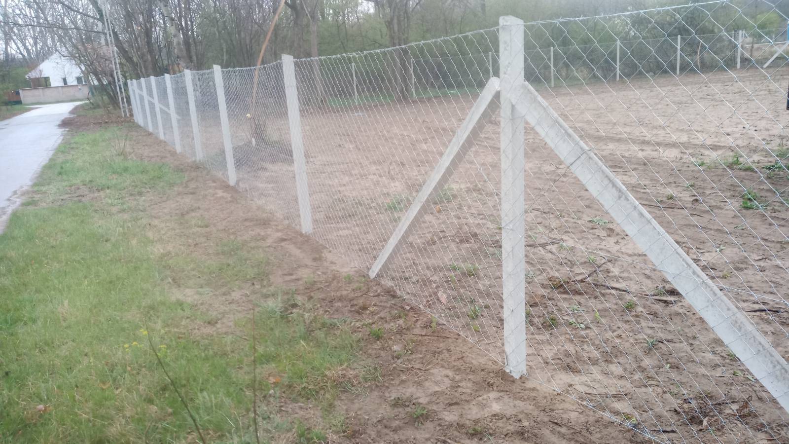 Betonoszlop, drótháló, drótfonat, oszlop, kapu, kerítés építés