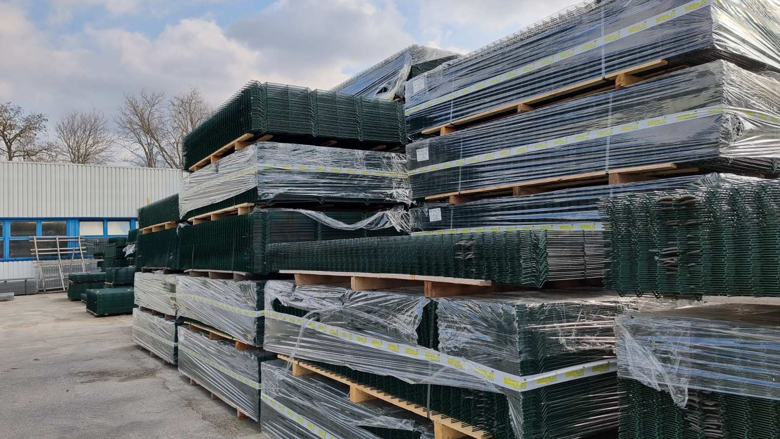 Gabion kerítés építés, vadháló, drótfonat, drótháló, oszlop, kapu